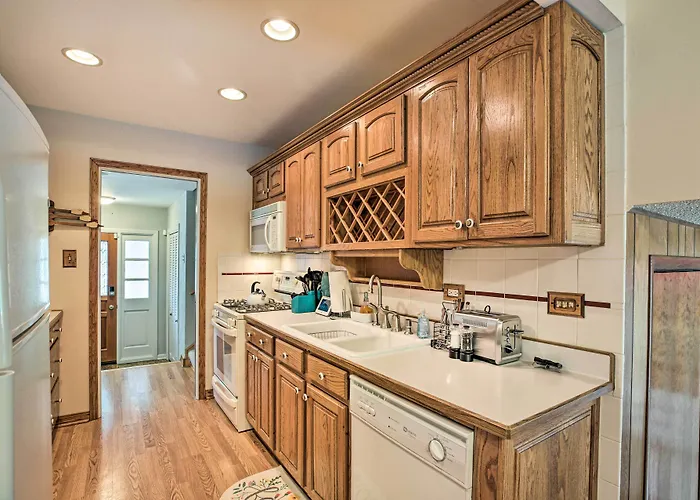 Spacious Family Estates W/ Hot Tub!