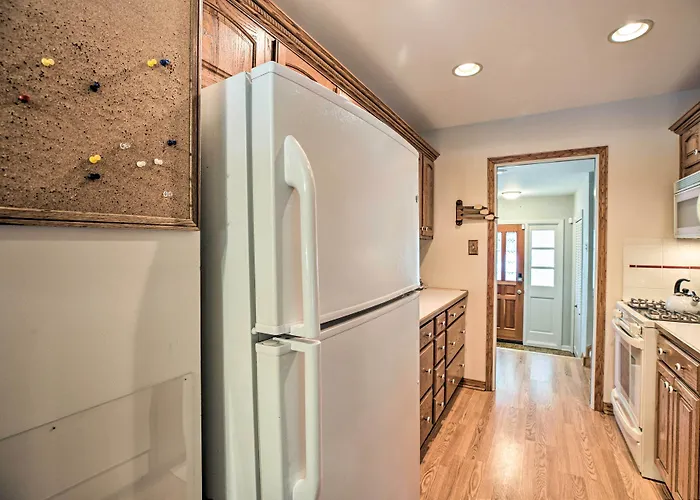 Spacious Family Estates W/ Hot Tub! *